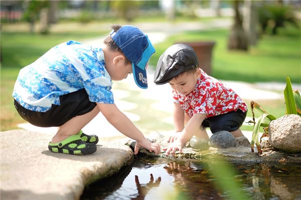 怎么使用带有草字头的字给孩子取小名？