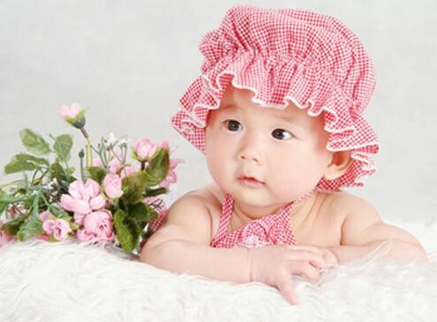 女孩宝宝的属性特征 如何给女孩宝宝起名?